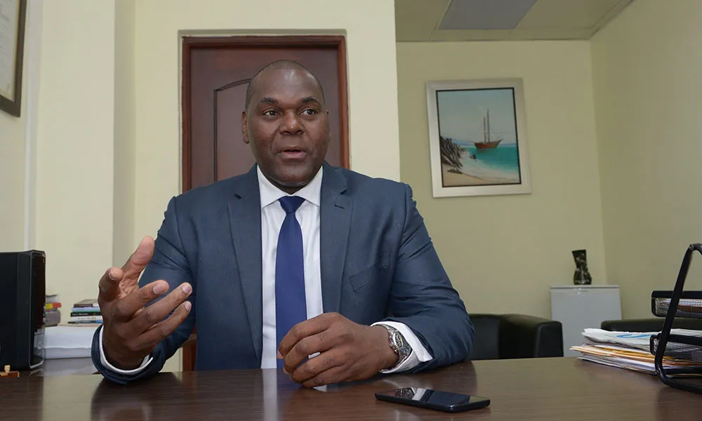 Soterio Ramírez denuncia helicóptero de funcionarios destruyó pista de atletismo en Moca