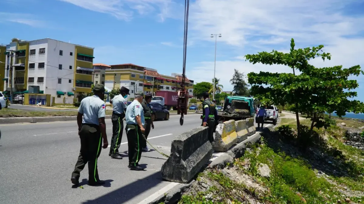 Colocan muros en el Malecón para evitar accidentes de tránsito