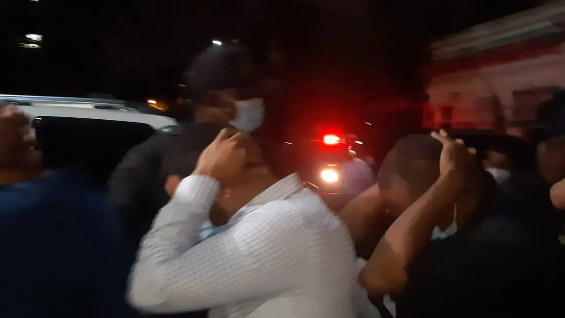 Presos en Operación 13 no fueron esposados, algunos usaron sus manos para taparse el rostro al llegar a Fiscalía