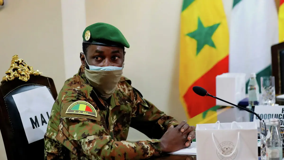 Ataque frustrado contra presidente interino de Mali cuando rezaba en mezquita