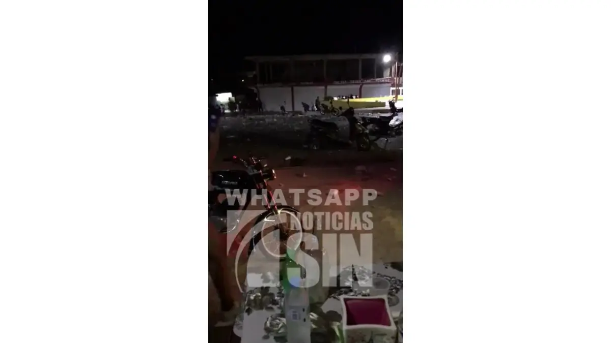 ¡A botellazos! Comunitarios se enfrentan a la Policía Nacional