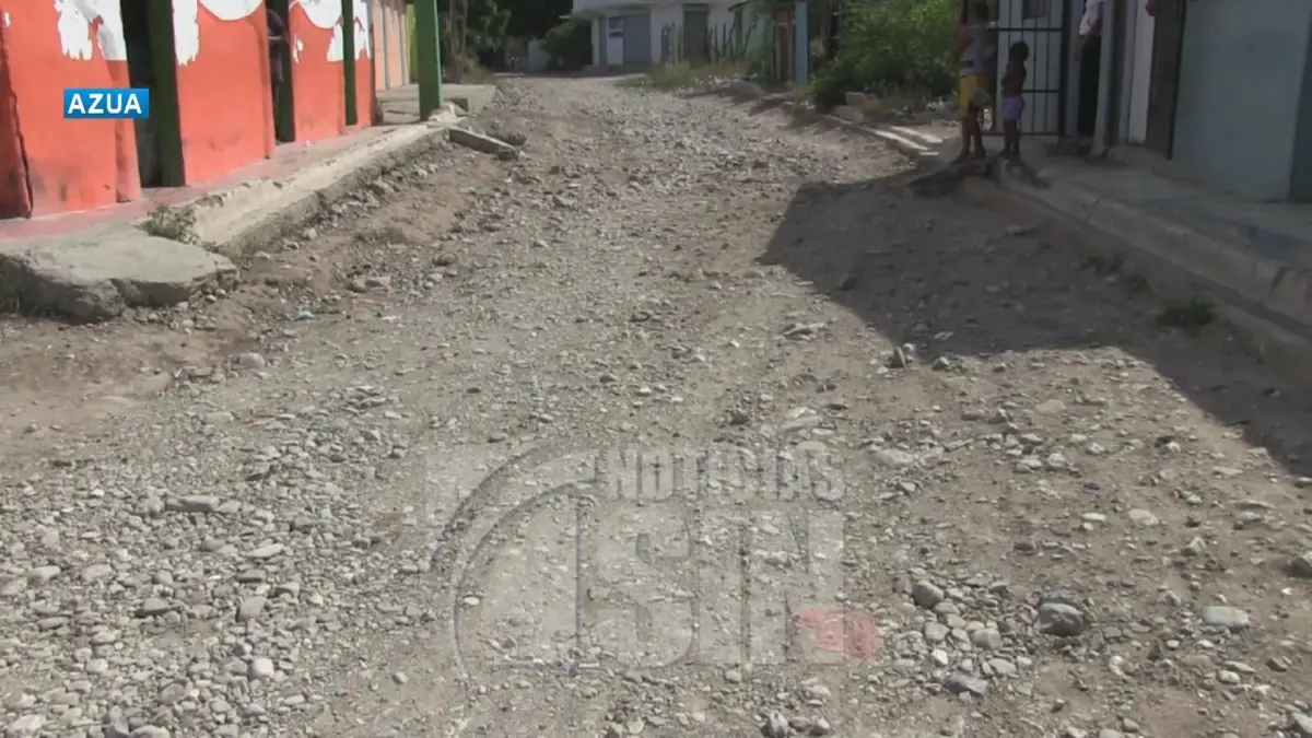 El polvo tiene desesperados a moradores de una comunidad en Azua