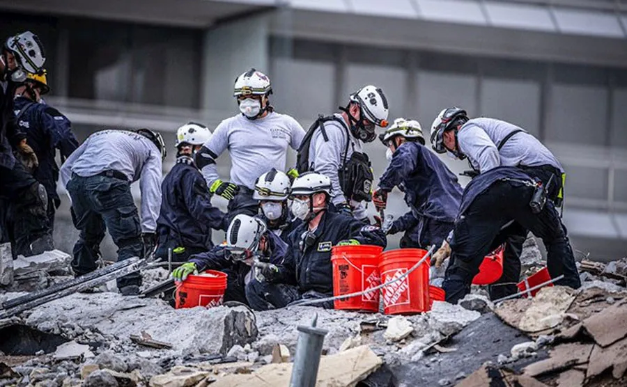 Dos muertos más en el derrumbe, incluida la hija de 7 años de un bombero