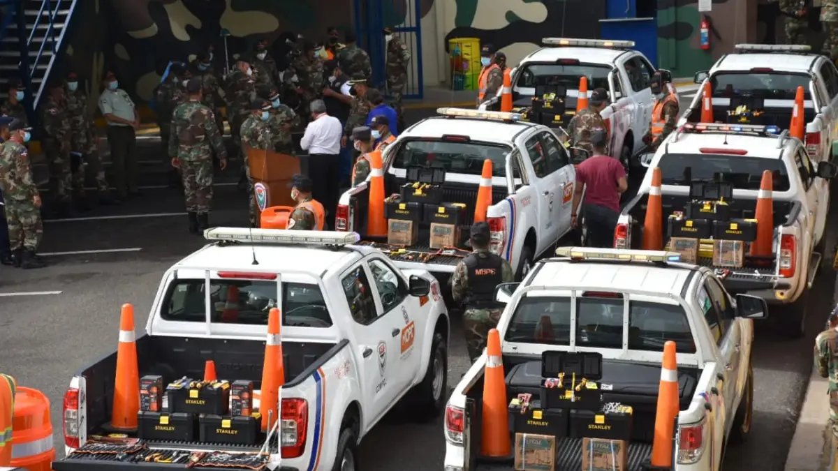 MOPC entrega herramientas a COMIPOL para reforzar servicios en las carreteras