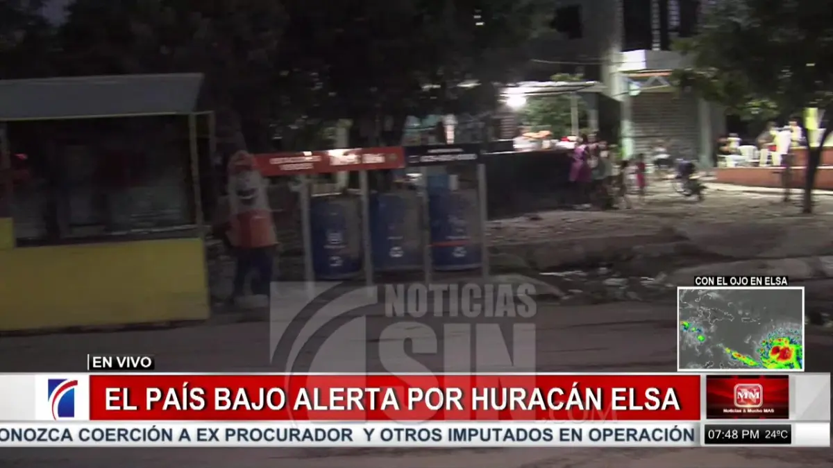 Velas, agua embotellada y comida, así se preparan en Barahona por huracán Elsa