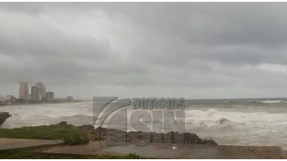 Tormenta Elsa provoca fuertes oleajes en el Malecón de Santo Domingo