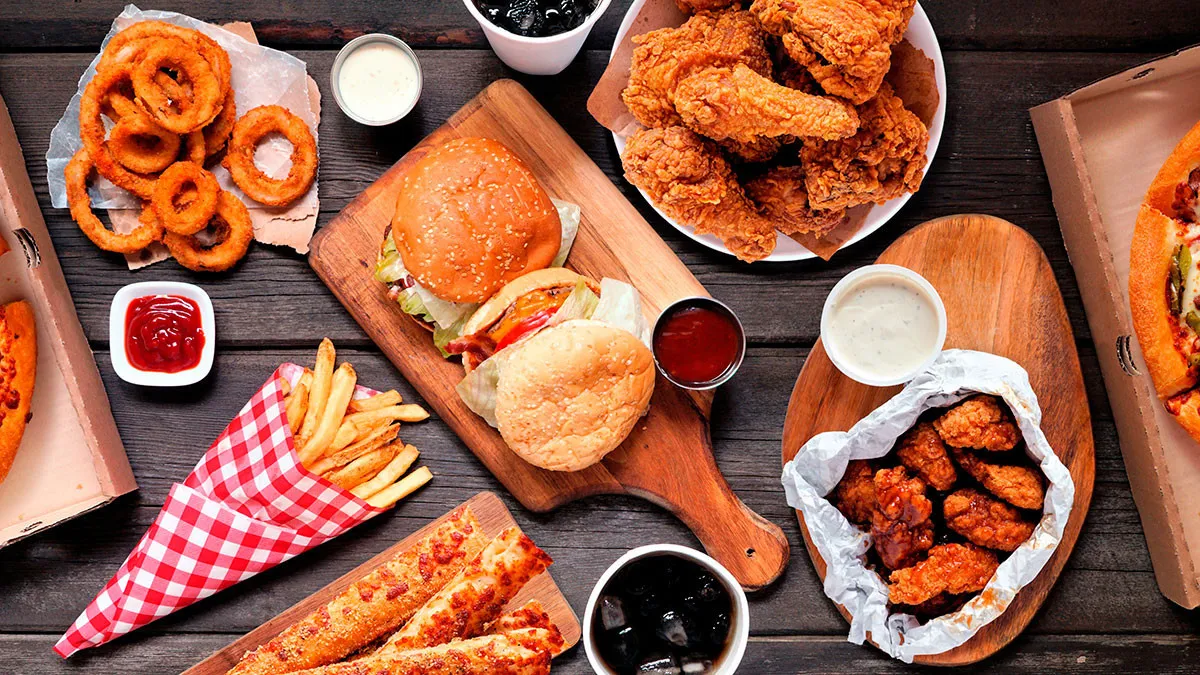 Muestran despensa llena de comida rápida que no se ha dañado en años