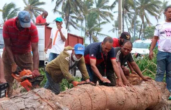 Cierran tramo en la avenida España tras fuerte oleaje por Elsa