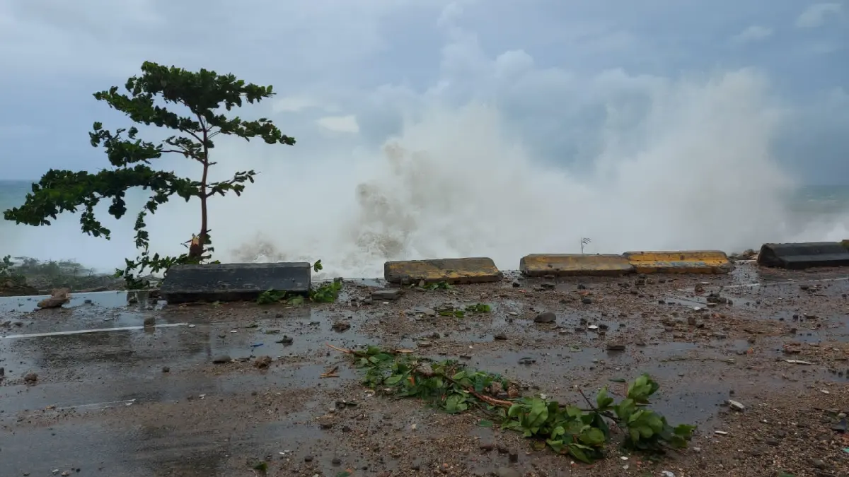 Cierran carriles oeste-este de la 30 de Mayo por fuerte oleaje