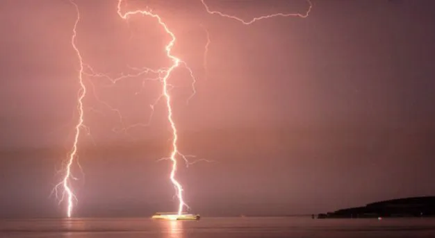 Al menos 17 muertos al caer un rayo sobre un barco en Bangladesh