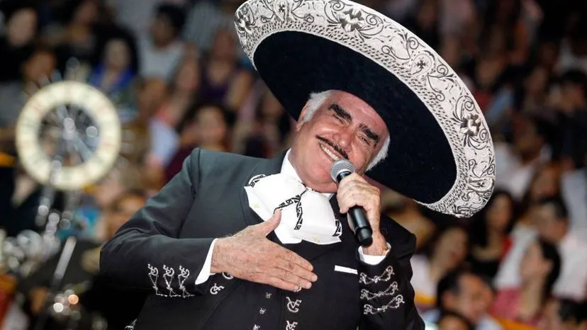 Vicente Fernández se recupera de caída con respirador de soporte