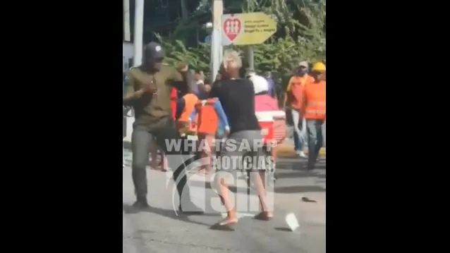 Agente de la DIGESETT y civil se enfrentan en calle de Puerto Plata