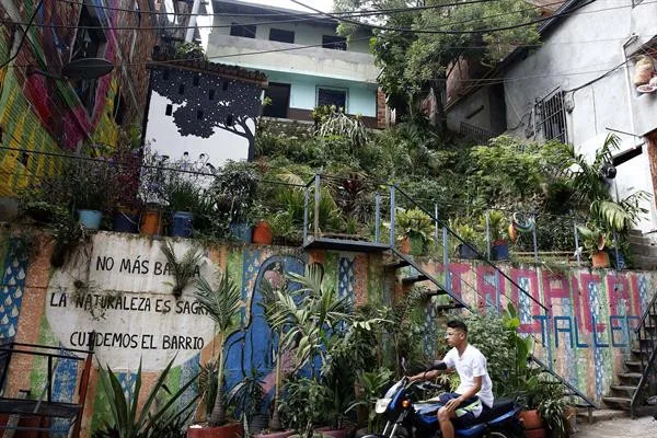 Moravia, el vibrante barrio de Medellín que transformó su basurero en jardín