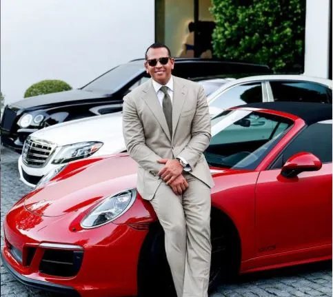 Alex Rodríguez posa con el Porsche que una vez le regaló a su ex, Jennifer López