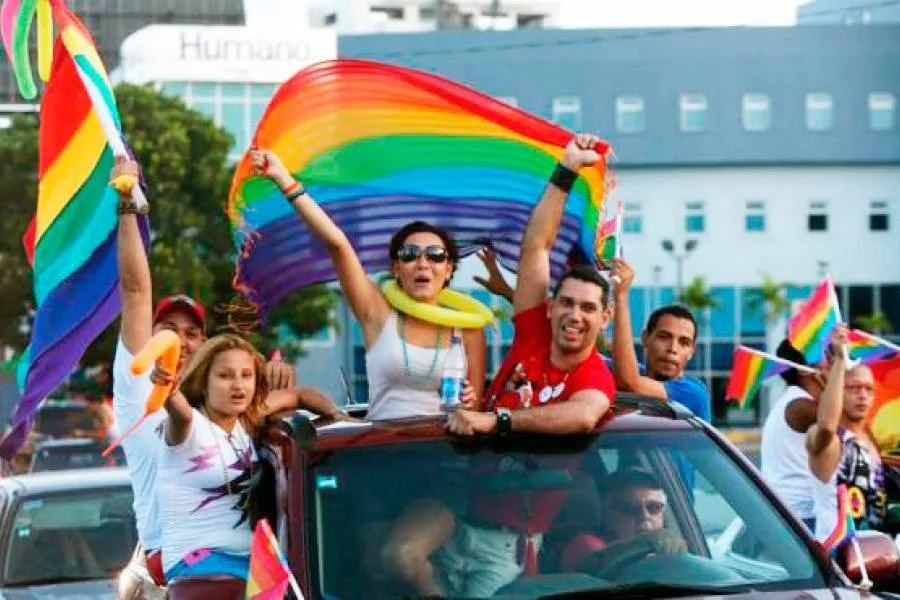 Comunidad GLBTIQ realiza Caravana del Orgullo 2021