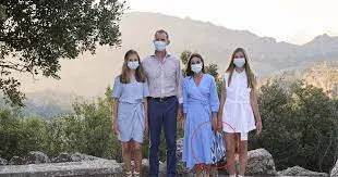 La reina Letizia causa indignación por usar bolso de imitación