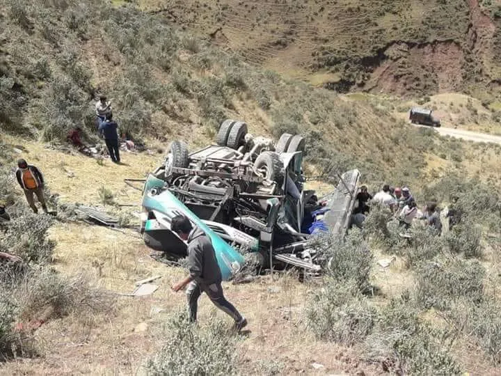 Al menos 15 muertos tras caer un bus por un precipicio en los Andes de Perú