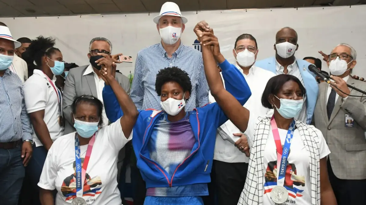 Multimedallista Marileidy Paulino honra a su abuela y madre colocándole medalla