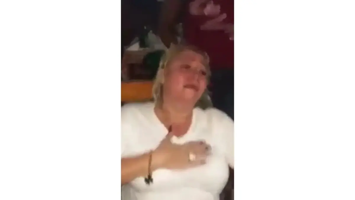 Denuncian policías tiran gas pimienta a ciudadanos dentro de restaurante en Bayahíbe