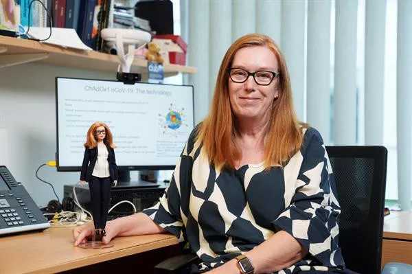 Barbie dedica una muñeca a Sarah Gilbert, creadora de la vacuna de Oxford