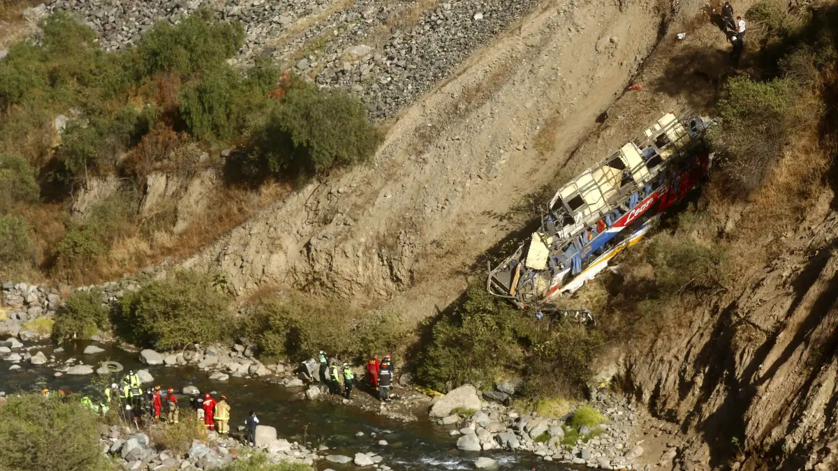 Suben a 29 los muertos en autobús que se estrelló y cayó a barranco en Perú