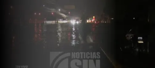 Vehículos varados por inundaciones de Fred en avenida Charles de Gaulle