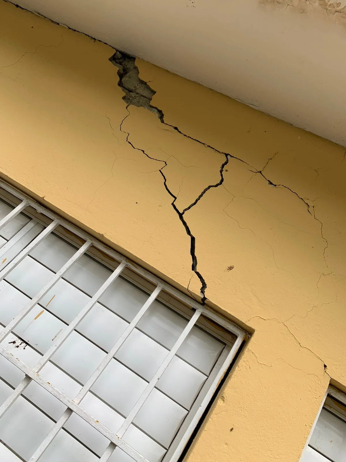 Grietas en escuela de Villa Tapia despierta temor en estudiantes y profesores