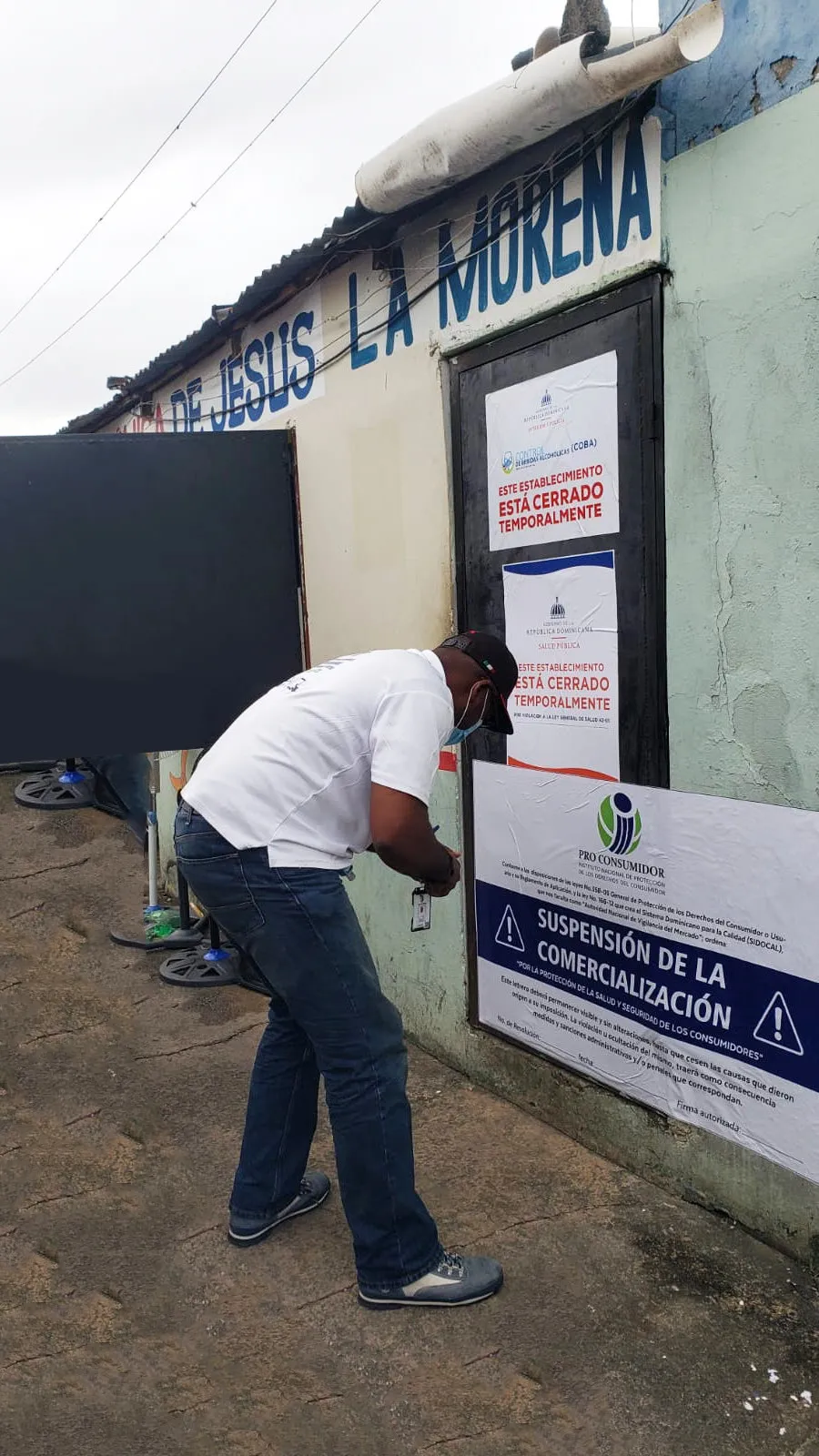 Cierran negocio en SFM por venta de alcohol adulterado