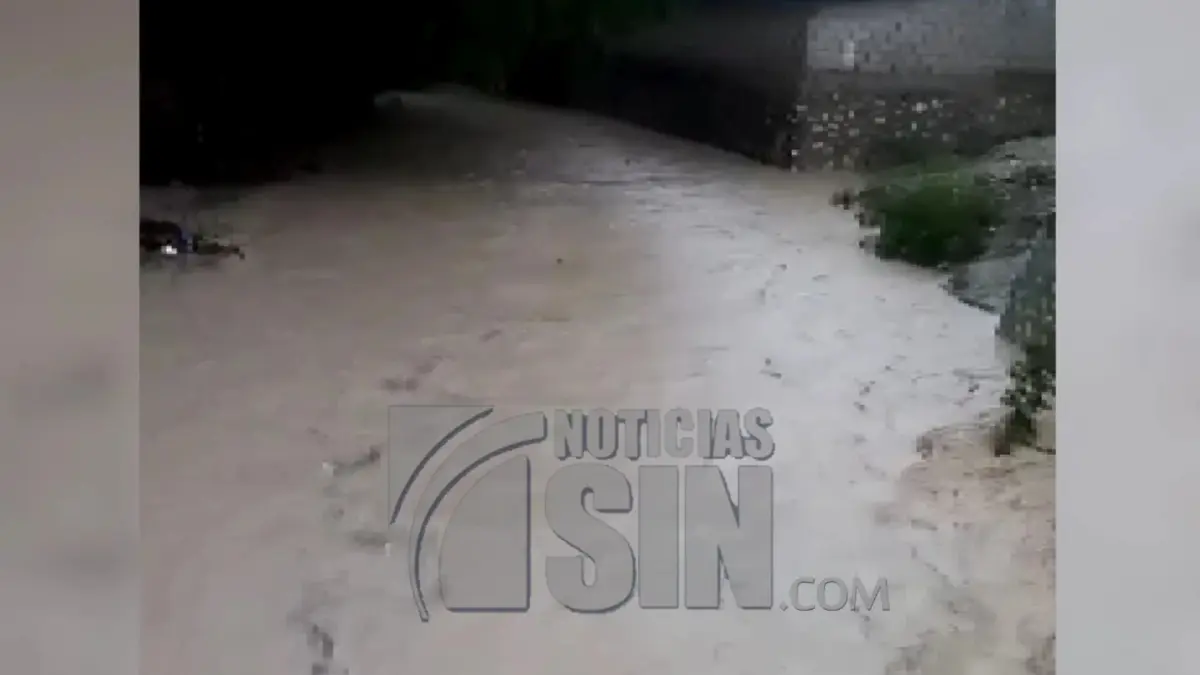 Residentes en Salinas sacan lodo de sus casas tras paso de Grace