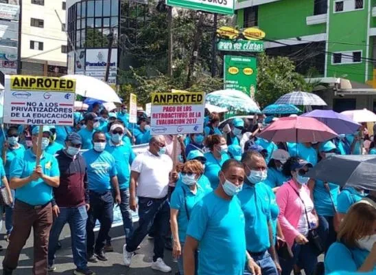 Protestan frente a Educación “pago retroactivos de evaluación del año 2017” y otras peticiones