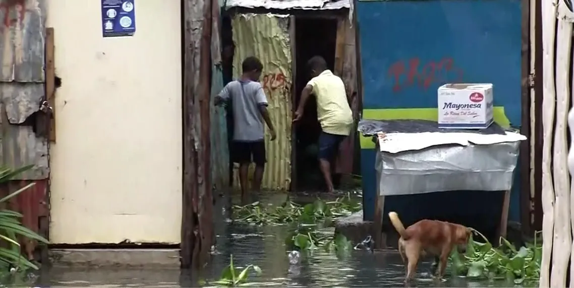 En Santo Domingo Este decenas de viviendas permanecen inundadas