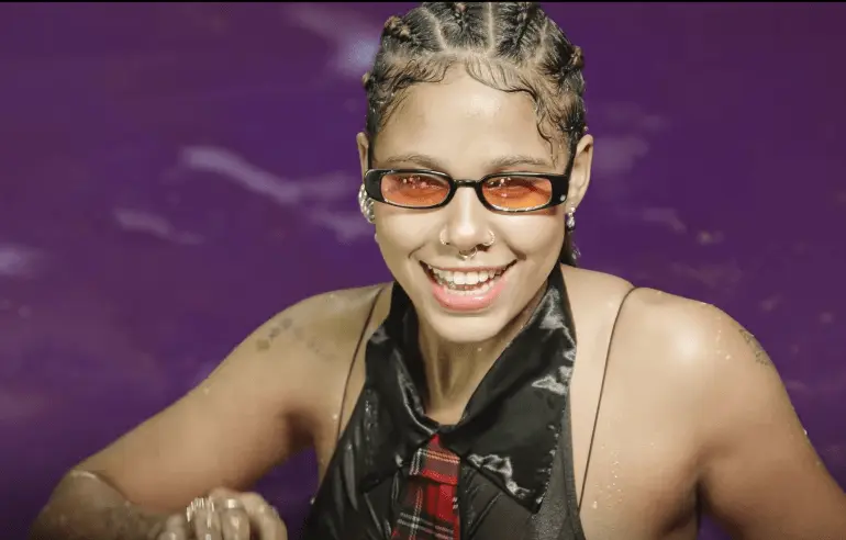 Tokisha pide disculpa a la comunidad religiosa por fotos semidesnuda frente a la Virgen en Jarabacoa