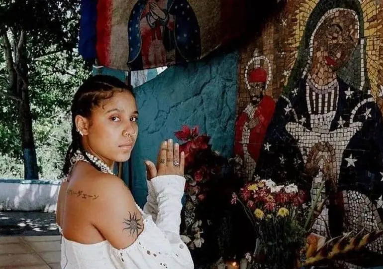 Depositan querella contra Tokischa por foto semidesnuda frente a santuario de la Virgen de La Altagracia