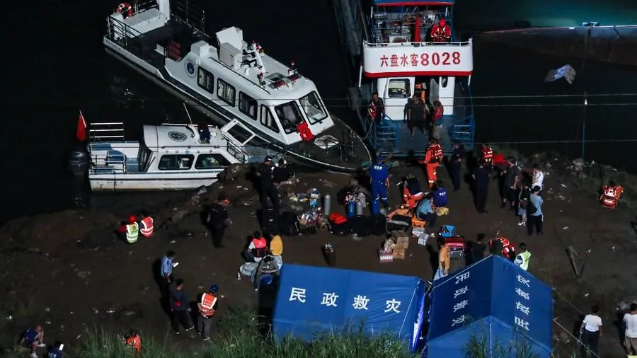 Al menos 8 muertos y 7 desaparecidos al volcar un barco en China