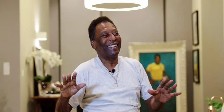 Pelé es operado de un tumor en el colon y asegura que está muy bien