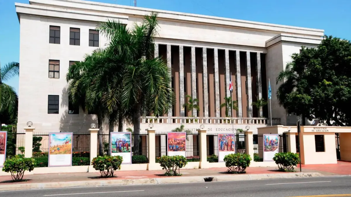 Educación exige a escuelas inscripción de todos los alumnos que soliciten cupo