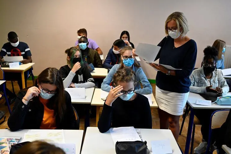 Los alumnos de primaria en media Francia podrán ir sin mascarilla en clase