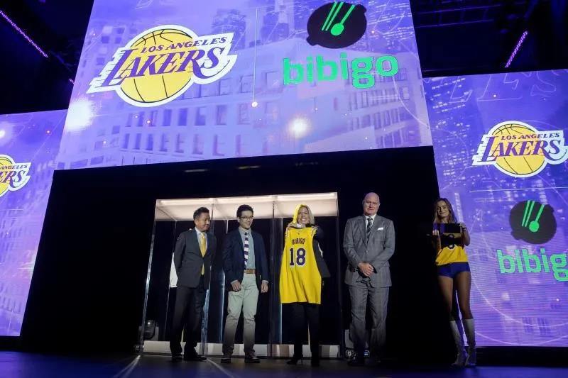 Lakers firman acuerdo por 100 millones de dólares con nuevo patrocinador