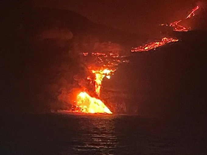 Lava de volcán en La Palma llega al mar