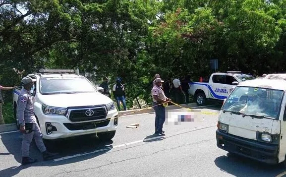 Desconocidos con ropa militar matan hombre y lo despojan de sus pertenencias en la Núñez de Cáceres