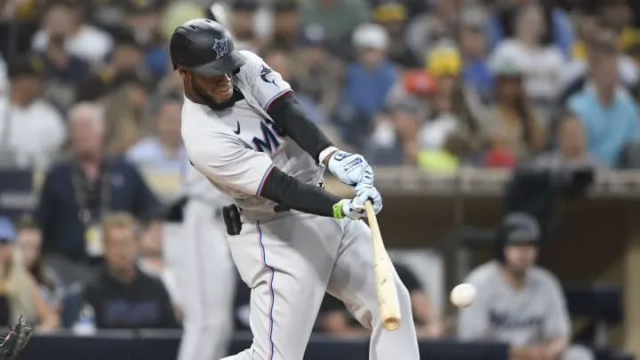 El dominicano Bryan de la Cruz cierra la pizarra impulsando triunfo de Marlins