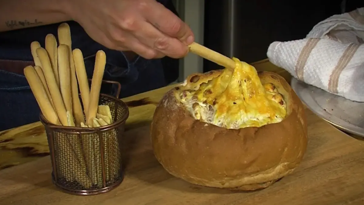 Chef muestra receta de dip para servir en un envase comestible