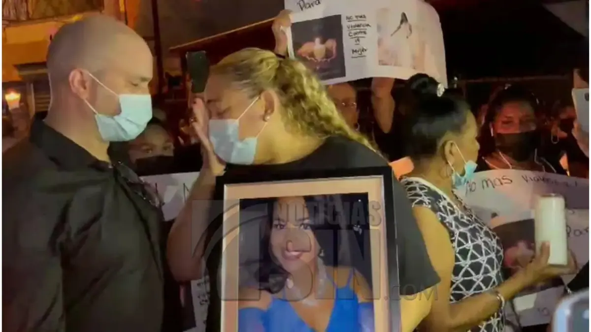 VIDEO: Con pancartas y encendido de velas exigen justicia por la muerte de Yanelis Arias