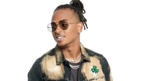 Ozuna baila perico ripiao y ofrece ayuda al presidente para reparar quioscos en Terrenas