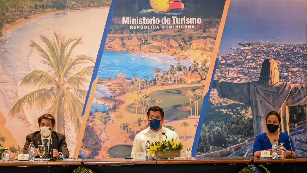 Reforzarán con tercera dosis de vacuna a empleados del sector turístico