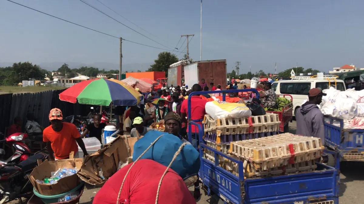 VIDEO: Transportistas bloquean paso vehicular en Aduanas de Haití en reclamo por impuestos