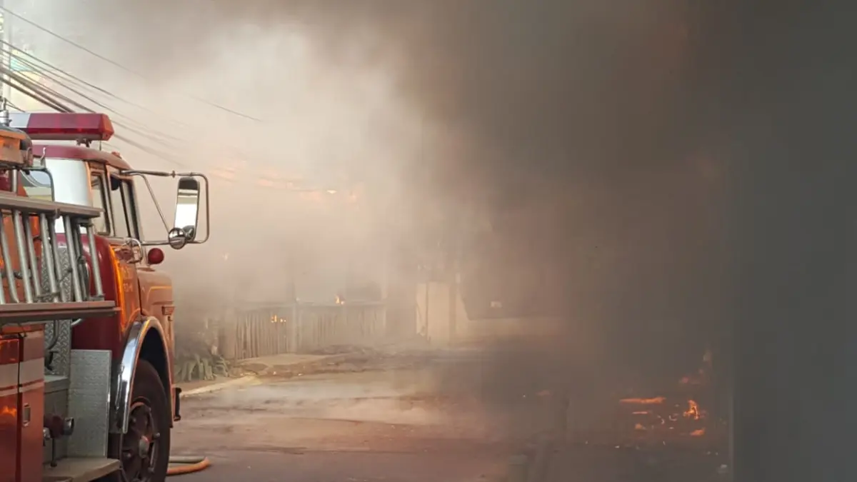 Video: Sofocan incendio en zona turística Pueblo Pescador de Las Terrenas; no se reportaron pérdidas humanas