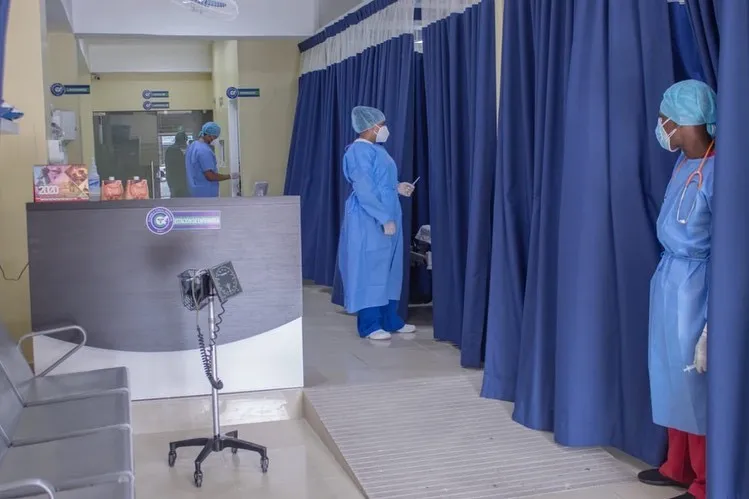 Clínica Cruz Jiminián vuelve a saturarse de personas con covid debido a rebrote