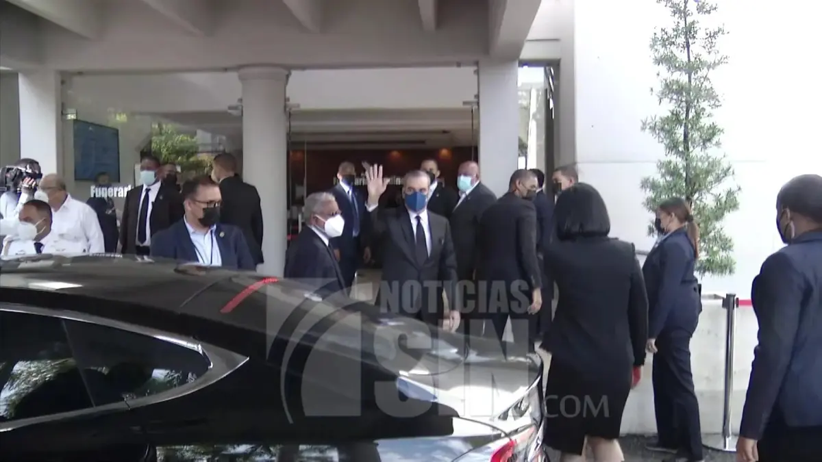 Abinader y Arbaje acuden a la funeraria para dar pésame a la familia Rosado