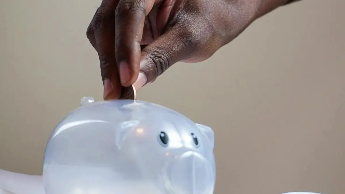 Especialista llama a gastar en ahorro cuando se dispone de un salario bajo